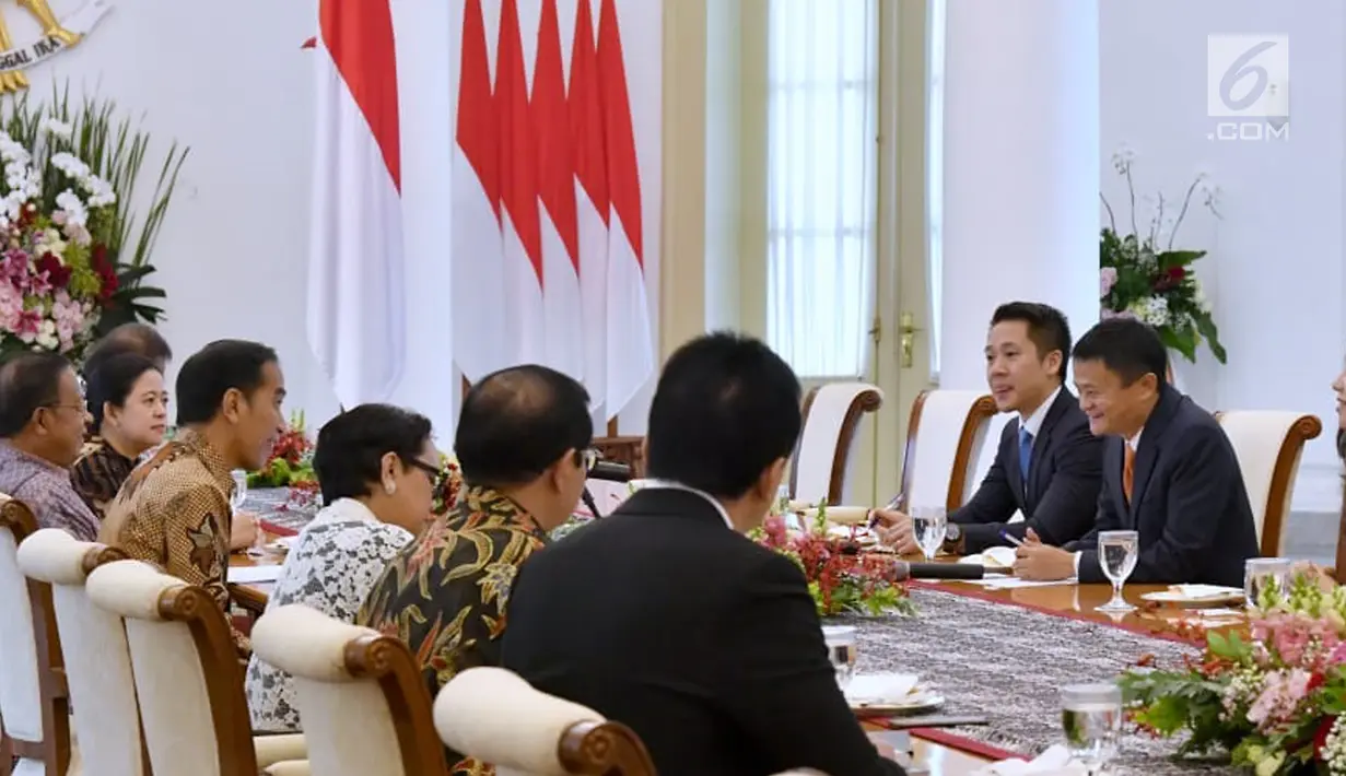 Presiden Jokowi berbincang dengan CEO Alibaba Jack Ma di Istana Bogor, Sabtu (1/9). Jokowi didampingi Menkominfo Rudiantara, Menko PMK Puan Maharani, Menlu Negeri Retno Marsudi, dan Menko Perekonomian Darmin Nasution. (Liputan6.com/Pool/Biro Pers Setpres)