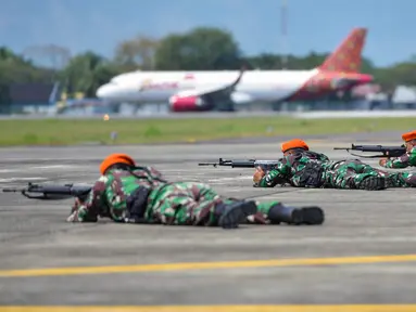 Sejumlah personel TNI AU bersiap melakukan tembakan saat latihan serangan pesawat di Lanud Sultan Iskandar Muda, Blang Bintang, Provinsi Aceh, Kamis (19/2/2020). (CHAIDEER MAHYUDDIN/AFP)