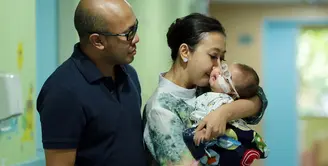 Setelah menjalani rangkaian pengobatan, anak kedua Asri Welas akhirnya diperbolehkan pulang. Seperti diketahui, Ibran anak pemeran dan presenter itu baru saja menjalani operasi. (Deki Prayoga/Bintang.com)