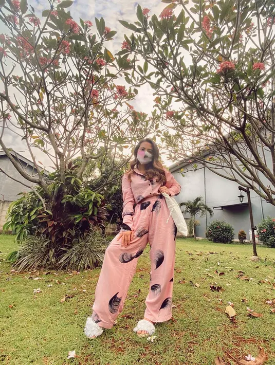 Perempuan berusia 23 tahun ini juga mengatakan, ia ingin menjalani kehidupan lebih baik lagi ke depannya. Kini yang dirasakan lebih nyaman dan dalam kehidupannya pun, ia semakin mendekatkan diri ke Tuhan. (Instagram/aruanmarsha)