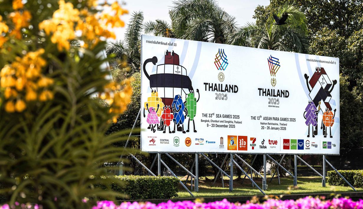 Namun, banjir besar yang menerjang Provinsi Songkhla memaksa panitia memindahkan lokasi pertandingan untuk 10 cabang olahraga ke Bangkok. Tampak dalam foto, papan reklame SEA Games 2025 terlihat di luar Stadion Nasional Rajamangala, Bangkok, Thailand pada Jumat 28 November 2025. (Chanakarn Laosarakham/AFP)