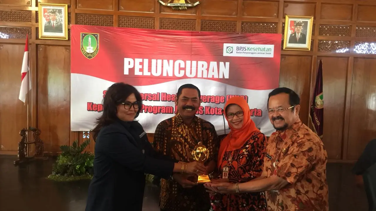 Direktur Perluasan dan Pelayanan Peserta BPJS Kesehatan, Andayani Budi Lestari beserta Walikota Surakarta FX Hadi Rudyatmo (Foto: Humas BPJS Kesehatan)