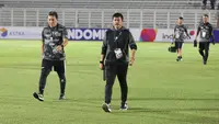 Pelatih Timnas Indonesia U-20, Indra Sjafri (kanan) didampingi asisten pelatih, Bima Sakti berjalan memasuki lapangan jelang dimulainya laga uji coba internasional menghadapi Timnas China U-20 di Stadion Madya Gelora Bung Karno, Senayan, Jakarta, Jumat (22/3/2024). (Bola.com/Abdul Aziz)