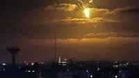 Rudal Iron Dome Israel mencegat rudal masuk dari Jalur Gaza di Palestina (21/4/2022). Militan Palestina menembakkan roket dari Gaza ke Israel, yang ditanggapi dengan serangan udara dalam eskalasi terbesar sejak Perang 11 hari tahun lalu. (AFP/SAID KHATIB)