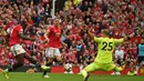 Striker Manchester United, Romelu Lukaku, membobol gawang West Ham pada laga Premier League di Stadion Old Trafford, Manchester, Minggu (13/8/2017). Manchester United menang 4-0 atas West Ham. (AFP/Oli Scarff)