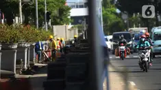 Pekerja menyeselasikan proyek revitalisasi kawasan Kota Tua, Jakarta, Rabu (23/3/2022). Revitalisasi pedestrian ini nantinya akan menjadi plaza pedestrian yang lebar sebagai bentuk penataan kawasan Kota Tua yang rendah emisi dan destinasi pariwisata bersejarah. (merdeka.com/Imam Buhori)