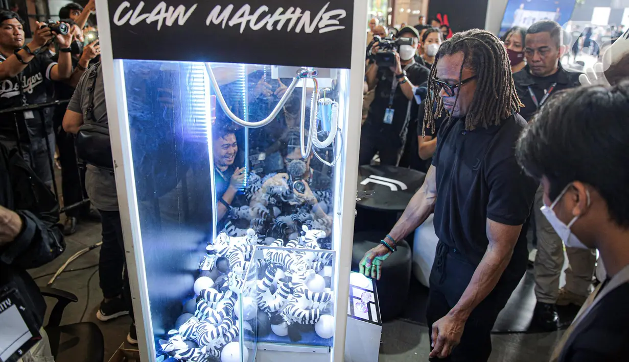 Legenda sepak bola Juventus Edgar Davids bermain game saat menghadiri pembukaan Juventus Village di Lippo Mall Kemang, Jakarta Selatan, Jumat (27/1/2023). Juventus Village yang dibuka pada 27-29 Januari 2023 bakal memanjakan fans dengan beragam acara seperti meet and greet dengan Edgar Davids, pameran trofi dan replika ruang ganti hingga game-game menarik. (Liputan6.com/Faizal Fanani)