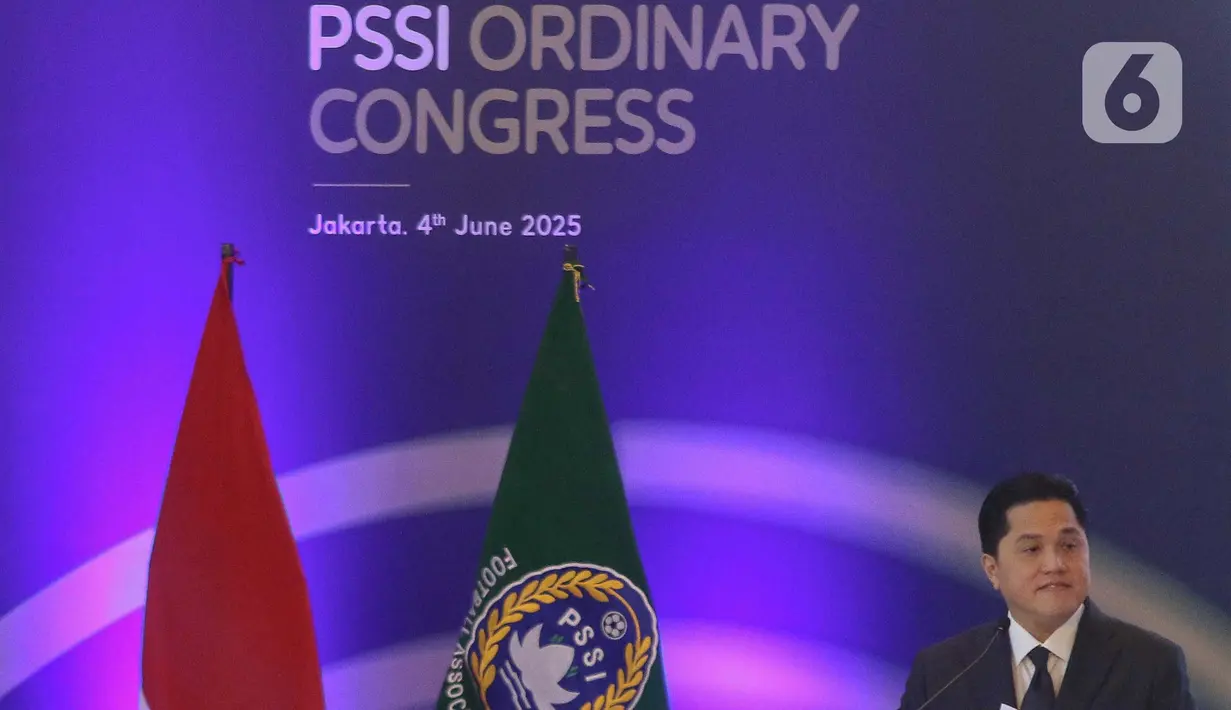 Ketua Umum Persatuan Sepak Bola Seluruh Indonesia (PSSI), Erick Thohir menyampaikan sambutan saat Kongres Biasa PSSI 2025 di Hotel Ritz-Carlton, Jakarta, Rabu (4/6/2025). (Liputan6.com/Herman Zakharia)