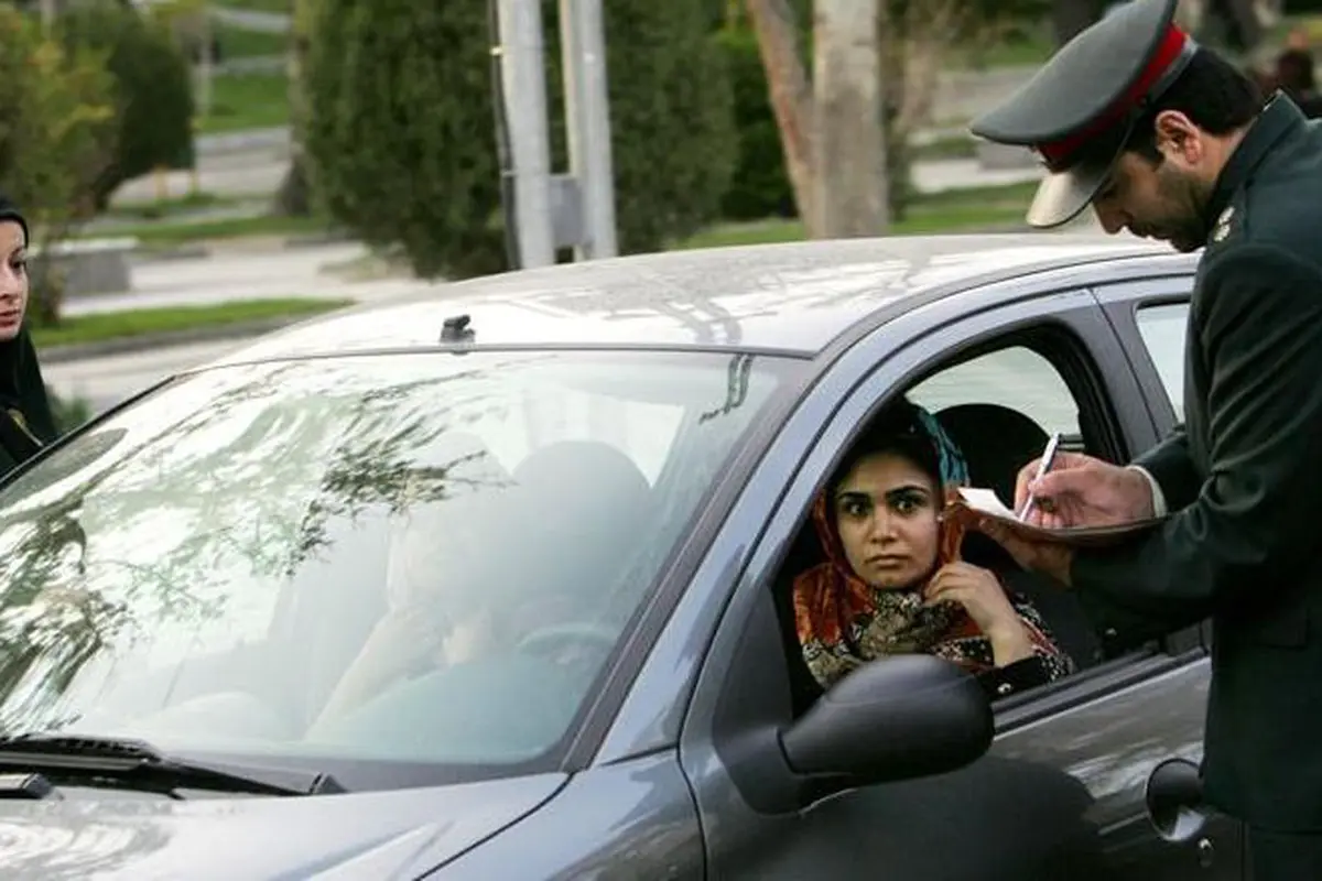 Kepolisian Iran Akan Hukum Pengemudi Perempuan Tak Berjilbab