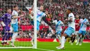 Laga Manchester United kontra Crystal Palace berlangsung ketat sejak awal laga. Tim tamu mengancam melalui tandukan Marc Guehi, tapi masih menyamping di sisi kanan gawang. (AP Photo/Jon Super)