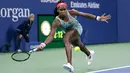 Petenis berusia 15 tahun Coco Gauff mengejar bola tembakan Timea Babos saat bertanding dalam putaran kedua turnamen tenis AS Terbuka di New York, AS, Kamis (29/8/2019). Coco Gauff menaklukkan petenis kualifikasi asal Hongaria, Timea Babos. (AP Photo/Charles Krupa)