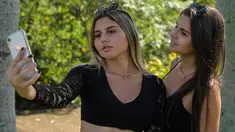 Kembar transgender Brasil, Sofia (kiri) dan Mayla berswafoto di sebuah taman di Campinas, sekitar 100 km dari Sao Paulo, pada 27 Februari 2021. Mayla dan Sofia mengungkapkan mereka tidak pernah nyaman menjadi laki-laki sejak kecil. (Nelson ALMEIDA / AFP)