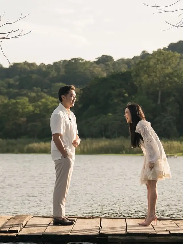 Jessica Jane Dilamar Kekasih di Danau. [@jessicajane99]