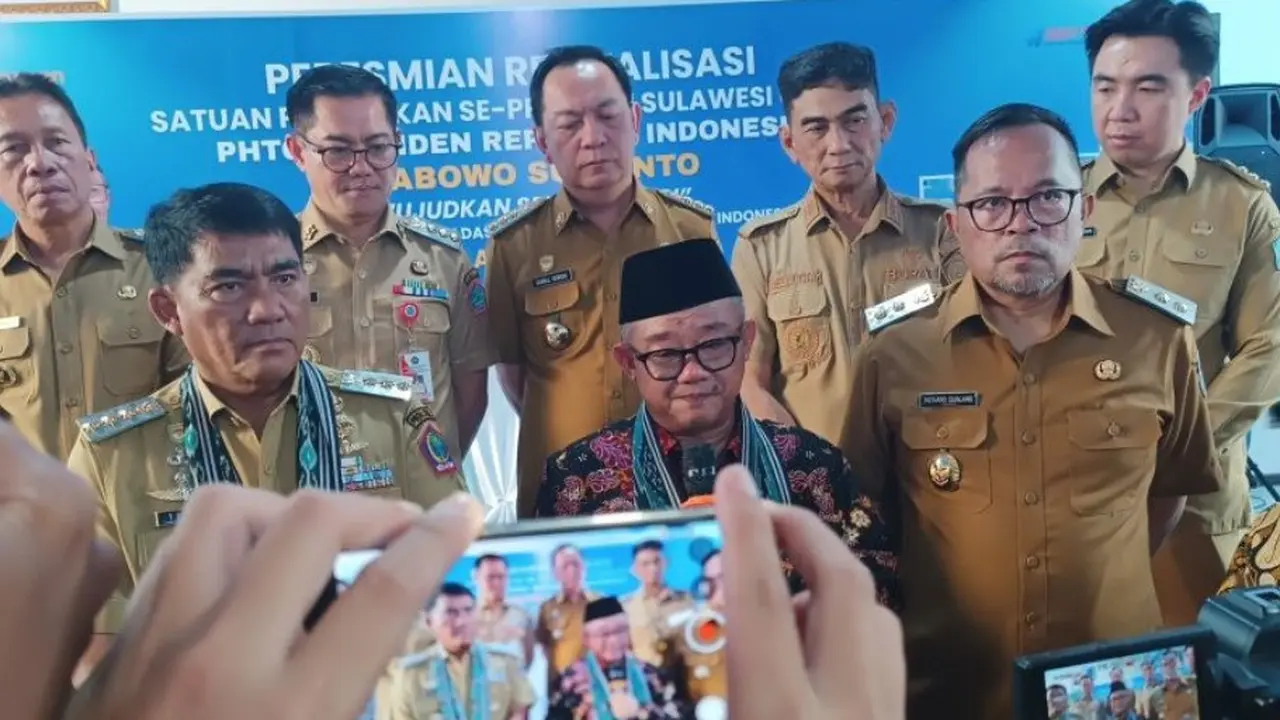 Mendikdasmen Abdul Mu'ti didampingi Gubernur Sulut Yulius Selvanus  dan Wawali Kota Manado Richard Sualang serta bupati dan wali kota usai peresmian sekolah revitalisasi di Manado.