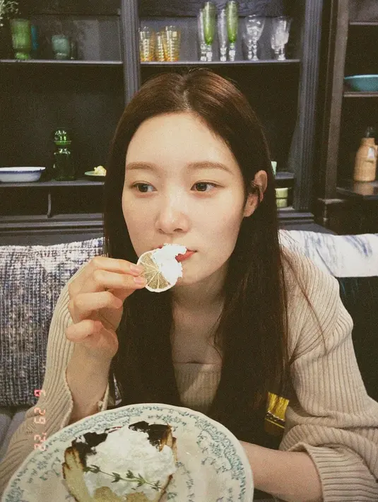 Suka makan kue, Jung Chaeyeon tunjukkan pose imutnya saat makan krim yang terdapat pada kue. Biar tampak lucu, perempuan 24 tahun ini menggunakan irisan jeruk untuk mengambil krimnya. Tak sedikit dari penggemar yang berkomentar kalau posenya ini terlihat menggemaskan. (Liputan6.com/IG/@j_chaeyeoni)