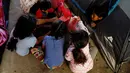 Anak-anak imigran bermain di luar tenda tempat penampungan di Tijuana, Meksiko 6 April 2019. Rombongan migran Amerika Tengah mencapai kota perbatasan antara Meksiko dan AS tersebut  untuk mencari suaka akibat kekerasan, pembunuhan dan kemiskinan yang mengancam mereka. (REUTERS/Carlos Jasso)