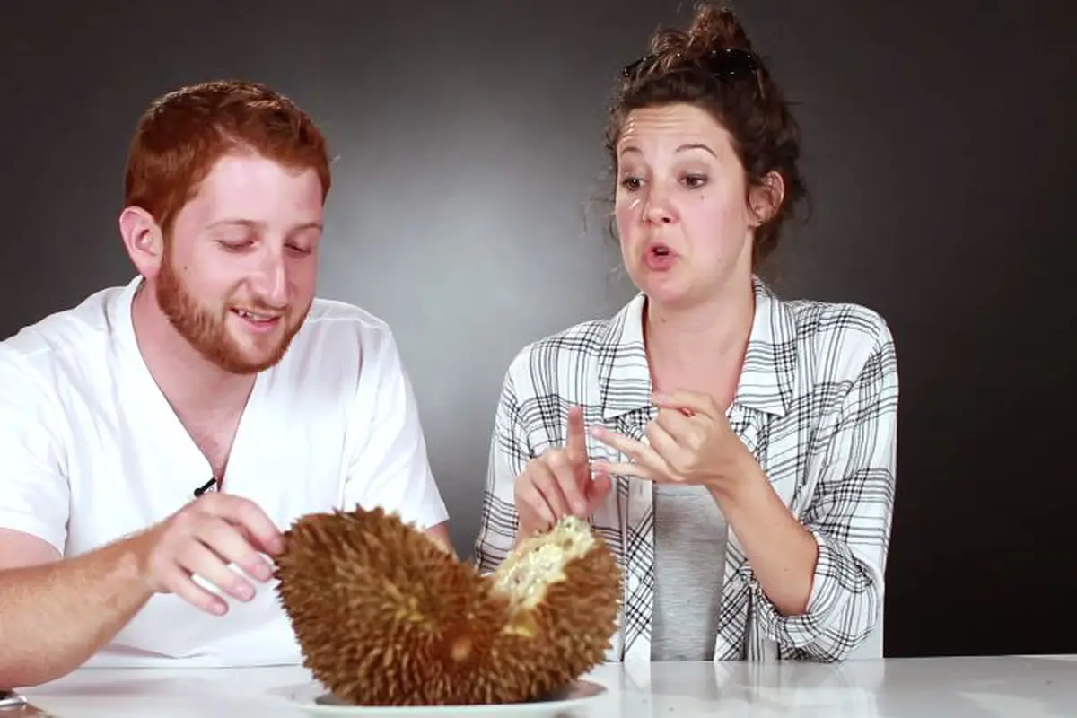 Reaksi Konyol Orang Amerika Ketika Coba Durian untuk Pertama Kali