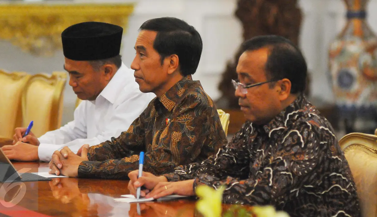 Presiden Joko Widodo (tengah) menyimak penjelasan dari Ketua Umum PP Muhammadiyah Haedar Nashir di Istana Kepresidenan. Senin (13/2). (Liputan6.com/Angga Yuniar)