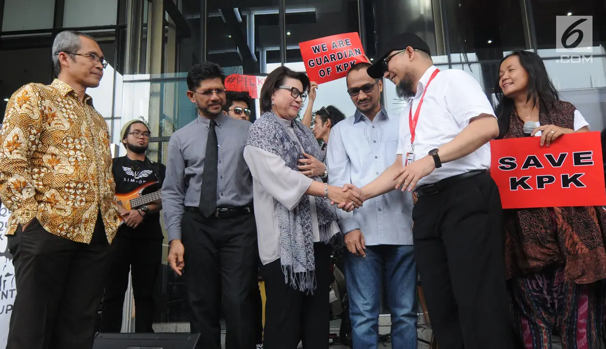 Wakil Ketua KPK Basaria Panjaitan tengah bersalaman dengan penyidik senior KPK Novel Baswedan menggelar aksi menuntut penuntasan teror pada KPK di Jakarta, Selasa (15/1). Aksi diikuti koalisi masyarakat sipil lintas elemen. (Merdeka.com/Dwi Narwoko)