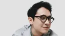Ditata rapi dengan gaya rambut hitam, aktor film Dilan 1991 dan Bumi Manusia ini sukses bikin terpesona penggemarnya. Gayanya disebut-sebut sebagai cowok idaman. (Liputan6.com/IG/@jerompret)