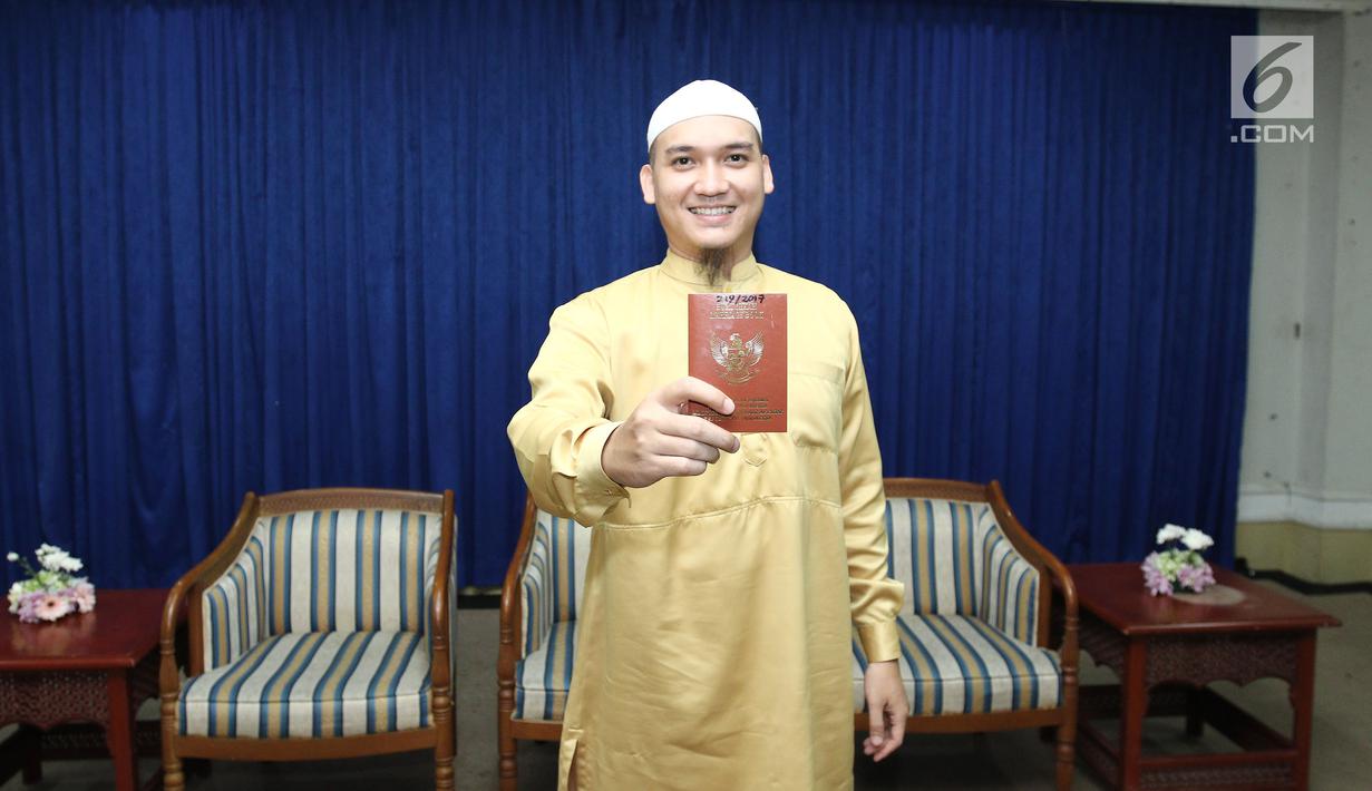 Pesinetron Egi John menunjukan buku nikah usai melangsungkan ijab kabul di kawasan Cinere, Jakarta, Sabtu (1/7). Pernikahan ini merupakan pernikahan kedua bagi Egi John. (Liputan6.com/Herman Zakharia)