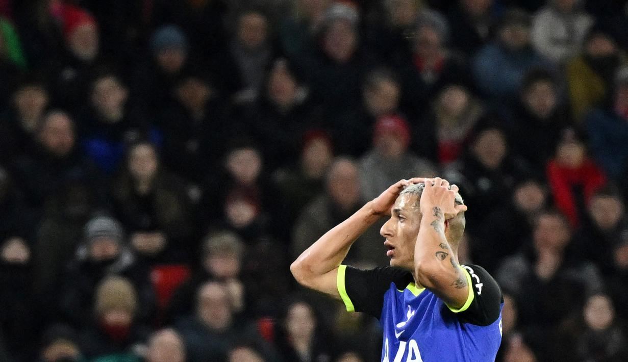 Pemian Tottenham Hotspur, Richarlison, tampak kecewa setelah ditaklukkan Sheffield United pada laga Piala FA di Stadion Bramall Lane, Kamis (2/3/2023). (AFP/Oli Scarff)