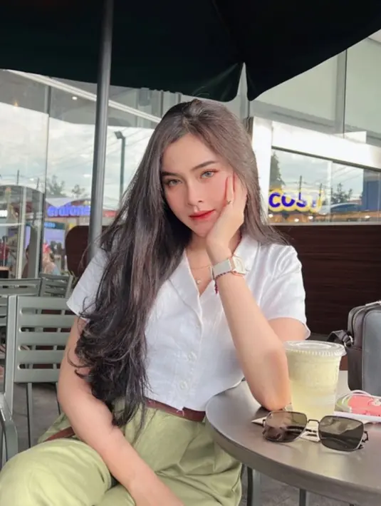Potret cantik Bella Bonita dibalut atasan berkerah lengan pendek berwarna putih. Ia padukan dengan celana panjang kain bernuansa kehijauan. Foto: Instagram.