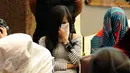 Salah satu warga negara asing illegal yang terjaring operasi pengawasan menutupi wajah saat rilis di Ditjen Imigrasi, Jakarta, Jumat (13/1). Diduga, para WNA tersebut bekerja sebagai pekerja seks komersial (PSK). (Liputan6.com/Helmi Fithriansyah)