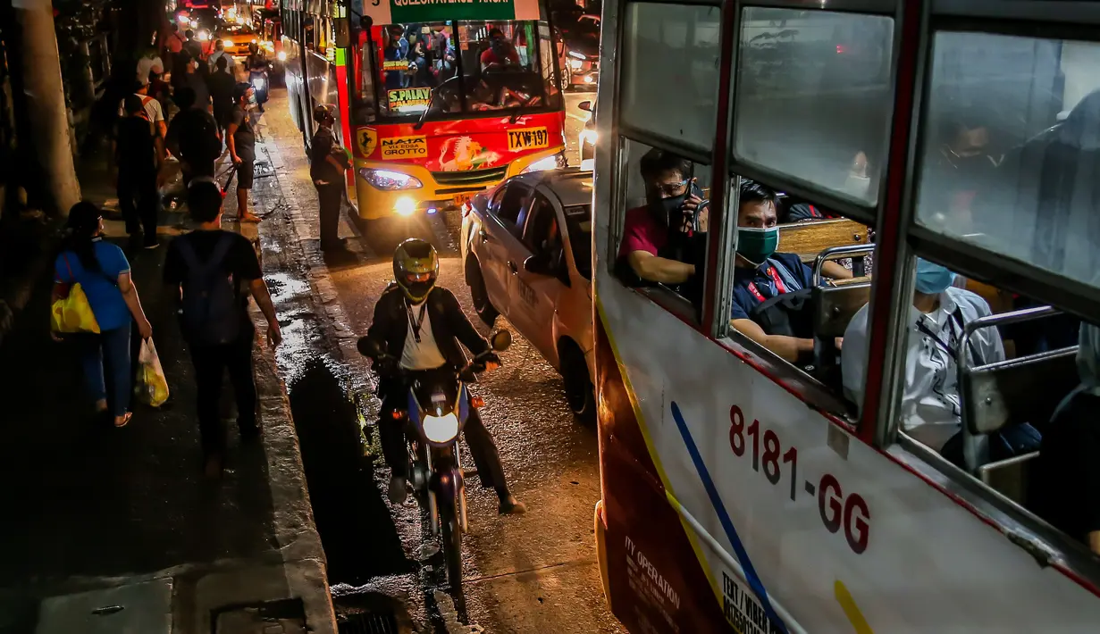 Kepadatan lalu lintas terlihat di Manila, Filipina (3/8/2020). Kemacetan terjadi ketika orang-orang bergegas keluar dari Metro Manila beberapa jam sebelum pemerintah memberlakukan aturan karantina wilayah (lockdown) yang lebih ketat di kawasan itu akibat lonjakan kasus penyakit coronavirus (COVID-19
