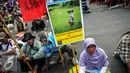 Sejumlah pengunjuk rasa membawa poster saat aksi di depan Istana Merdeka, Jakarta, Senin (26/9). Mereka meminta Pemerintah untuk merealisasikan  pelaksanaan reformasi agraria yang telah dijanjikan saat kampanye Pilpres 2014. (Liputan6.com/Faizal Fanani)