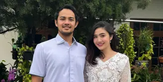 Febby Rastanty dan Drajad Djumantara menikah pada 9 November 2024, tahun ini menjadi pertama bagi mereka merayakan lebaran. Febby tampak mengenakan dress bunga 3D warna putih, sedangkan suaminya tampil mengenakan kemeja biru. [@febbyrastanty]