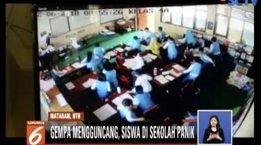 Mereka menyelamatkan diri berkumpul di lapangan terbuka sekolah.