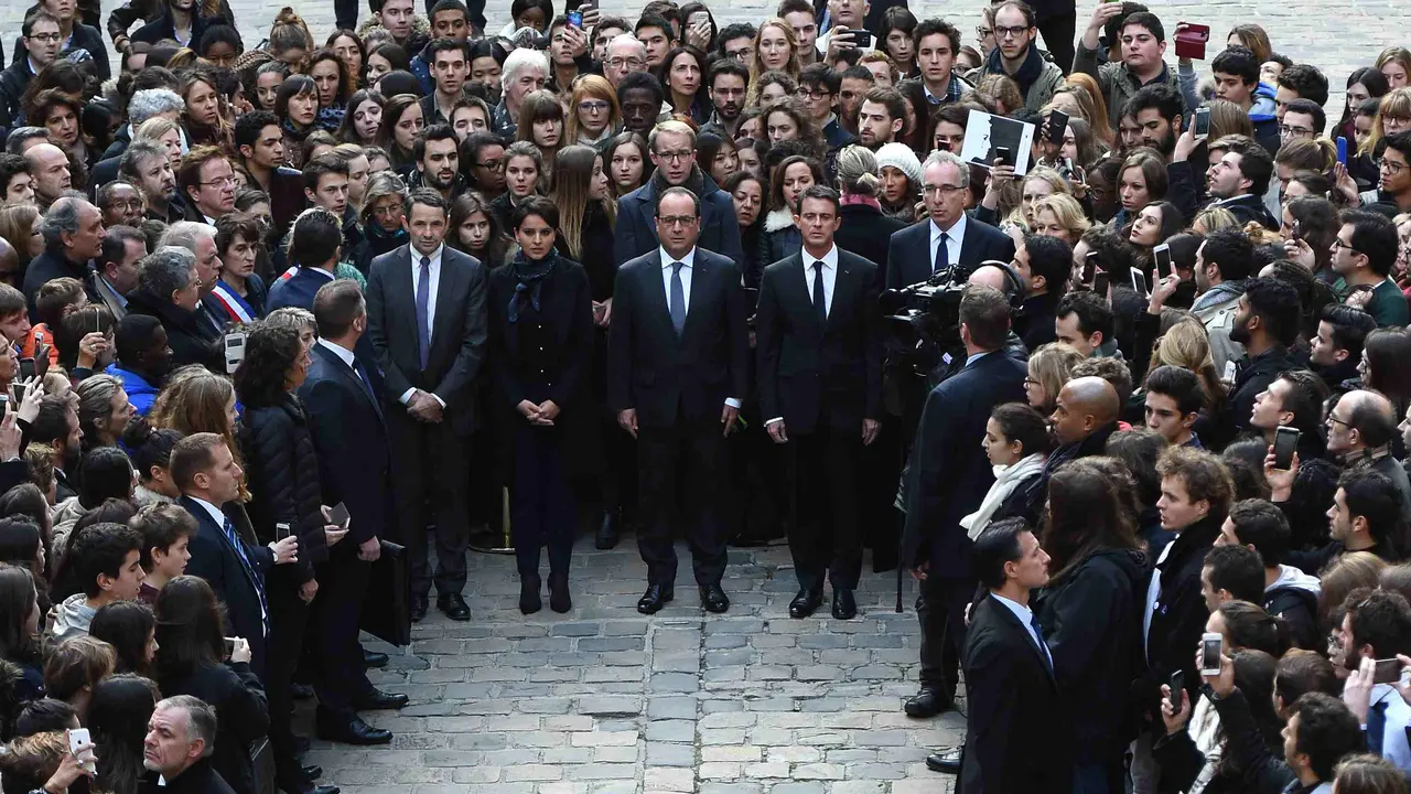 20151116-Presiden Perancis Ajak Warganya Untuk Hening Bersama Doakan Korban Paris