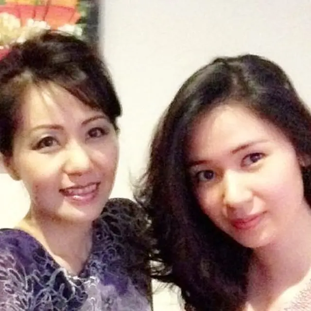 7 Potret Kebersamaan Laura Basuki dan Ibunda, Tampil Bak Kakak Adik