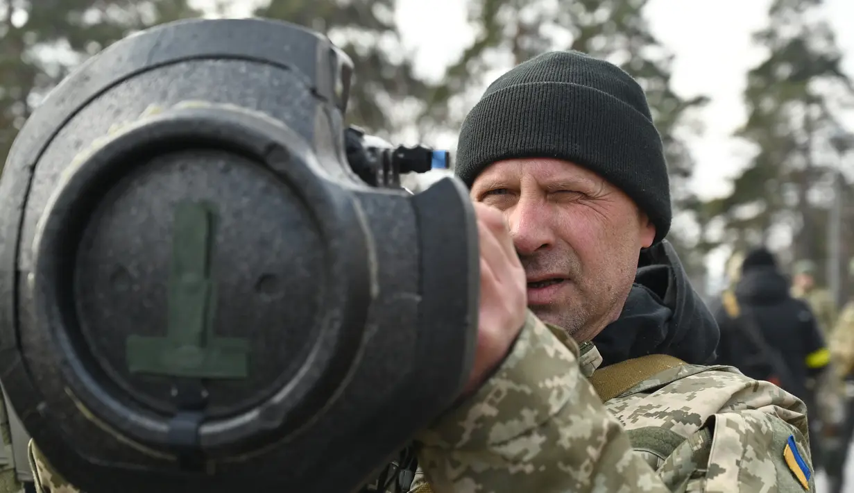 Anggota Pasukan Pertahanan Teritorial Ukraina memeriksa senjata anti-tank NLAW di tengah invasi Rusia yang sedang berlangsung ke Ukraina di Kiev (9/3/2022). (AFP/Genya Savilov)