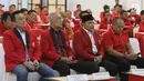 Diaz Hendropriyono (kiri), Ketua Dewan Penasihat Partai Keadilan dan Persatuan Indonesia ( PKPI) Try Sutrisno (tengah) dan  Ketua Umum PKPI Hendropriyono (kedua kanan) saat Kongres Luar Biasa PKPI di Jakarta, Minggu (13/5). (Liputan6.com/Arya Manggala)
