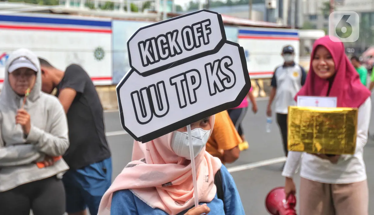 Masyarakat membawa poster sosialisasi UU TPKS saat Car Free Day di kawasan Bundaran HI, Jakarta, Minggu (25/9/2022). Kampanye Undang-undang Tindak Pelaku Kekerasan Seksual (UU TPKS)  tersebut dilakukan agar masayarakat dapat mengetahui UU ini menjadi payung hukum bagi korban kekerasan seksual. Bukan hanya korban yang bisa melaporkan tindak kekerasan seksual, tapi bagi yang mendengar atau melihat juga bisa melaporkan. (Liputan6.com/Angga Yuniar)