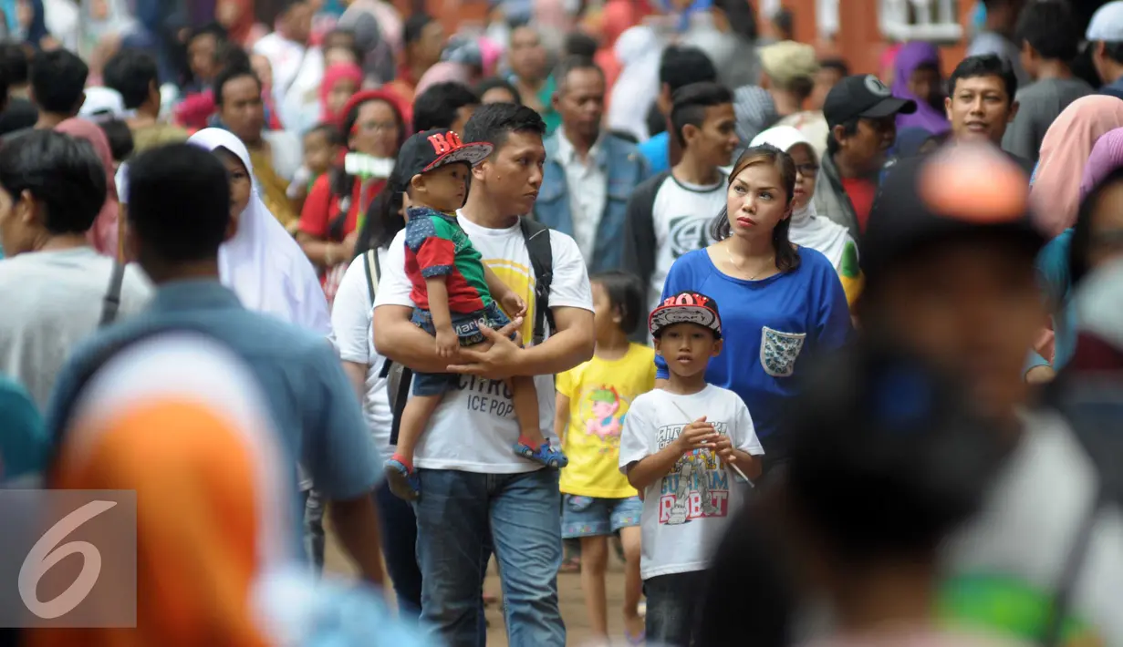 Pengunjung memadati Taman Marga Satwa Ragunan, Jakarta, Jumat (6/5) Ragunan merupakan salah satu destinasi liburan favorit warga Jakarta dan sekitarnya. (Liputan6.com/Helmi Afandi)
