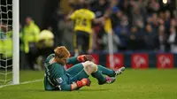 Penjaga gawang Liverpool, Adam Bogdan, tampil buruk kala ditekuk 0-3 oleh Watford di Vicarage Road, Minggu (20/12/2015) malam WIB. (Reuters/Carl Recine)