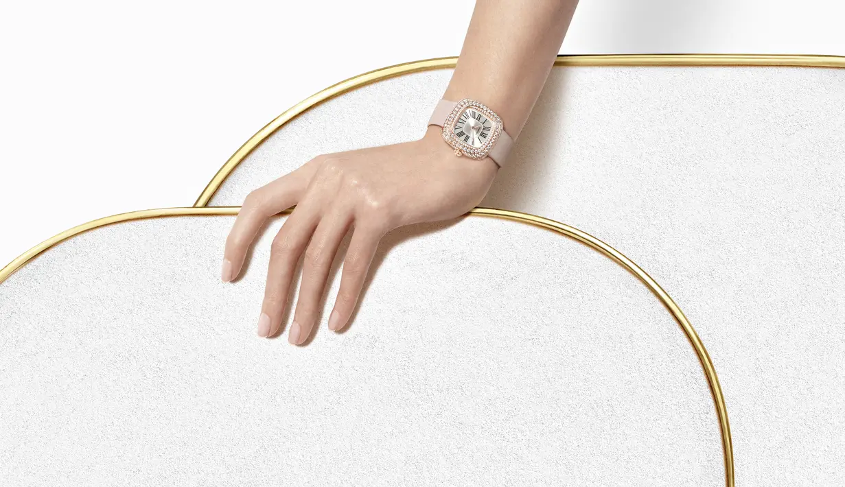 Coussin De Cartier adalah jam tngan yang dibuat untuk digunakan pada malam hari, terdiri dari versi emas dan berlian, versi dua warna, dan lebih eksperimental, serta terbatas. Jam tangan ini dihadirkan dengan sifat sensorik. Foto: Document/Cartier.