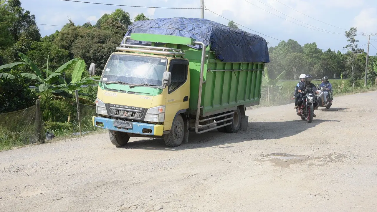 Jalan kabupaten dan kota mendominasi jalan di Indonesia, yakni 82 persen dari total jaringan dengan panjang 433.654,4 km. Saat ini Kementerian PUPR tengah memperbaiki sejumlah jalan daerah yang rusak dan meminta pemda untuk memelihara.