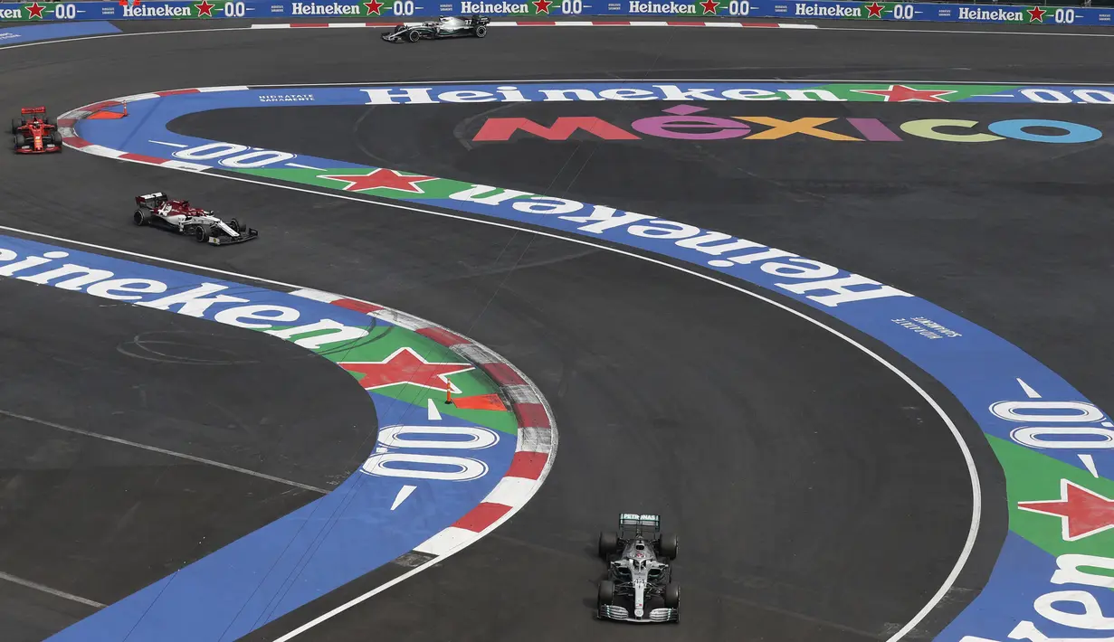 Pembalap Mercedes dari Inggris, Lewis Hamilton memimpin balapan selama balap mobil Formula Satu Meksiko Grand Prix di Autodromo Hermanos Rodriguez, Mexico City (27/10/2019). (AP Photo/Rebecca Blackwell)