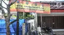 Petugas damkar Kecamatan Cipayung menyemprotkan disinfektan saat sterilisasi wilayah Zona Merah di RT 003/003, Cilangkap, Jakarta, Selasa (25/5/2021). Petugas terus melakukan pencegahan penyebaran Covid-19 di kawasan ini, salah satunya dengan menyemprotkan disinfektan. (merdeka.com/Iqbal S Nugroho)