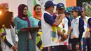 Gubernur DKI Jakarta, Anies Baswedan menyematkan medali kepada atlet pembawa obor usai Api Obor Asian Games 2018 tiba di Balai Kota, Jakarta, Rabu (15/8). (Liputan6.com/Fery Pradolo)