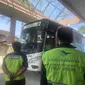 Pelepasan kloter pertama jemaah haji asal Aceh di Bandara Sultan Iskandar Muda, Rabu (29/5/2024). Mereka diberangkatkan menggunakan maskapai Garuda Indonesia. (Liputan6.com/Muhammad Radityo Priyasmoro)