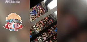 Kedisiplinan penumpang kereta api di negara ini, jauh sangat mengerikan dari penumpang kereta api di Indonesia. Belum bisa dipastikan kejadian ini terekam di negara mana, namun di lihat dari wajah penumpang, besar kemungkinan, peristiwa ini terjadi d...