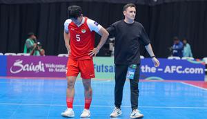 Pemain Timnas Futsal Indonesia, Israr Megantara, tertunduk sedih setelah Tim Garuda kalah dari Iran di final Piala Asia Futsal 2026 yang berlangsung di Indonesia Arena, Jakarta, Sabtu (7/2/2026). (Bola.com/Bagaskara Lazuardi)