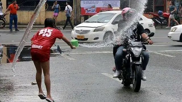 6 Momen Apes Saat di Jalan Raya Ini Bikin Ngelus Dada