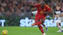 Striker AS Roma, Romelu Lukaku melakukan eksekusi penalti yang masih mampu dimentahkan kiper Lecce, Wladimiro Falcone pada laga pekan ke-11 Liga Italia 2023/2024 di Olimpico Stadium, Roma, Senin (6/11/2023) dini hari WIB. (AFP/Alberto Pizzoli)