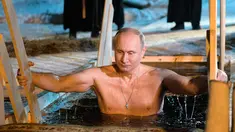 Presiden Rusia Vladimir Putin berendam di air dingin di Danau Seliger di desa Svetlitsa, Rusia (19/1). Ribuan pengikut Gereja Ortodoks Rusia akan berendam ke sungai dan kolam es merayakan Epiphany. (Alexei Druzhinin, Sputnik, Kremlin Pool Photo via AP)